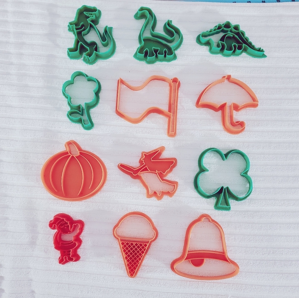 FARBERWARE 12 Piece Dinosaur/ Holiday/ Random Set